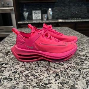 Women’s pink Nike sneaker size 7 1/2